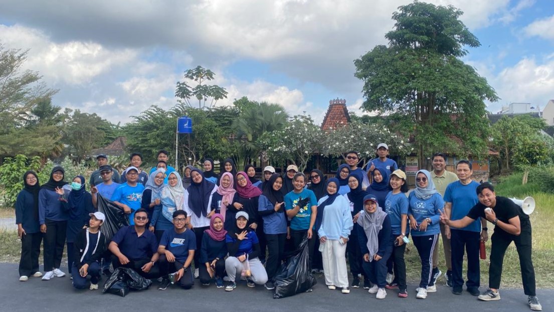 Jumat Sehat RS Condong Catur Kompak Jalan Sehat dan Bersih Lingkungan